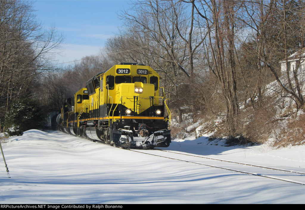 Eastbound SU 100 approaches the top of the mountain in the late morning sun 